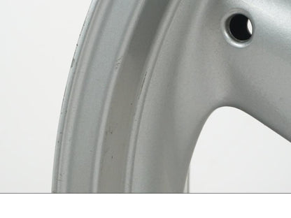 Snett nerifrån på Fälg från en Triumph Daytona 955I -2000 motorcykel.