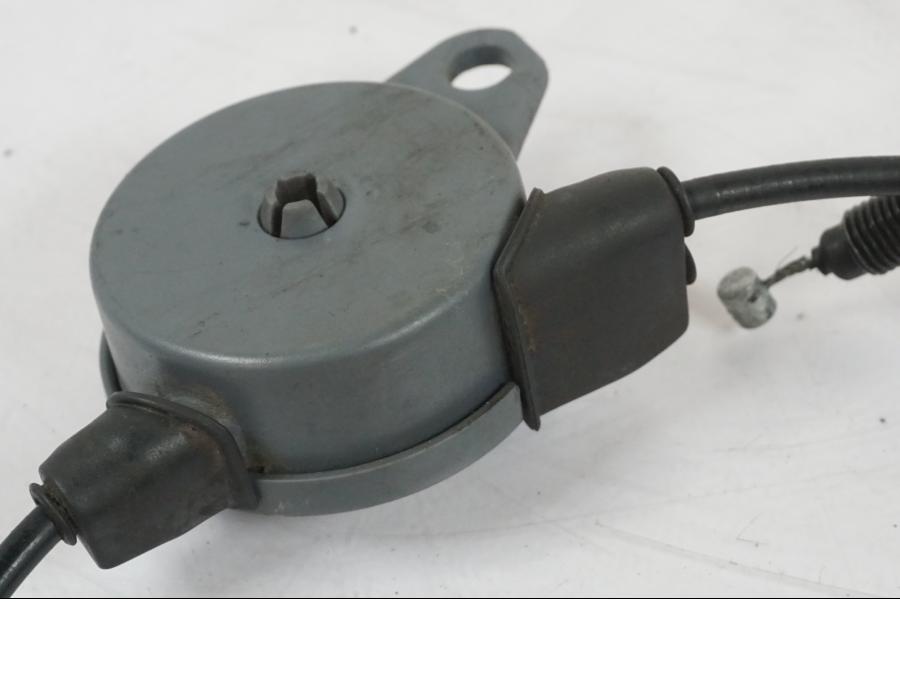 Höger sida på Gasvajer från en Aprilia RS 125 -2000 motorcykel.