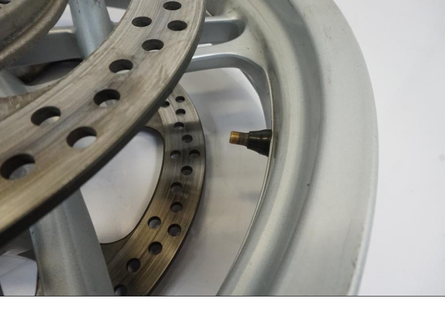 Höger sida på Hjulpaket från en BMW R 1150 RS -2003 motorcykel.