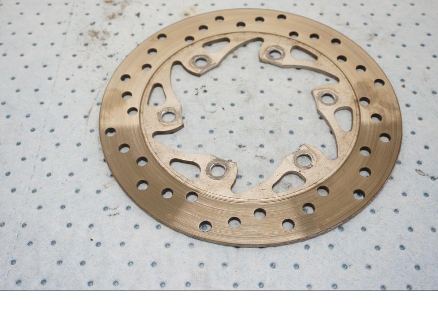 Baksidan på Bromsskiva från en KTM 125 Duke -2017 motorcykel.