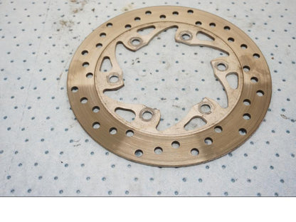 Baksidan på Bromsskiva från en KTM 125 Duke -2017 motorcykel.