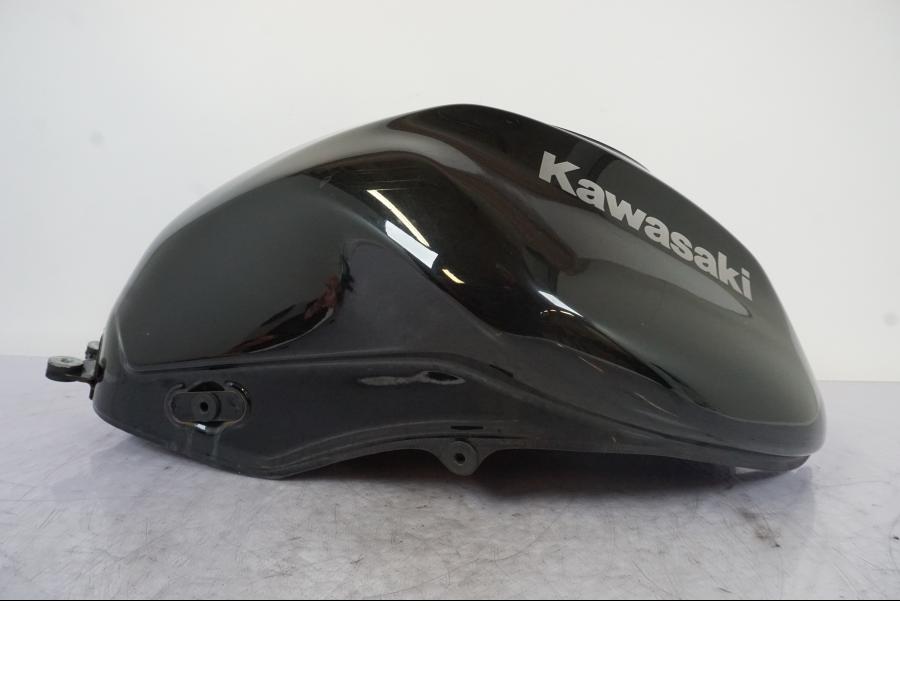 Baksidan på Bensintank från en Kawasaki ER-6F -2010 motorcykel.