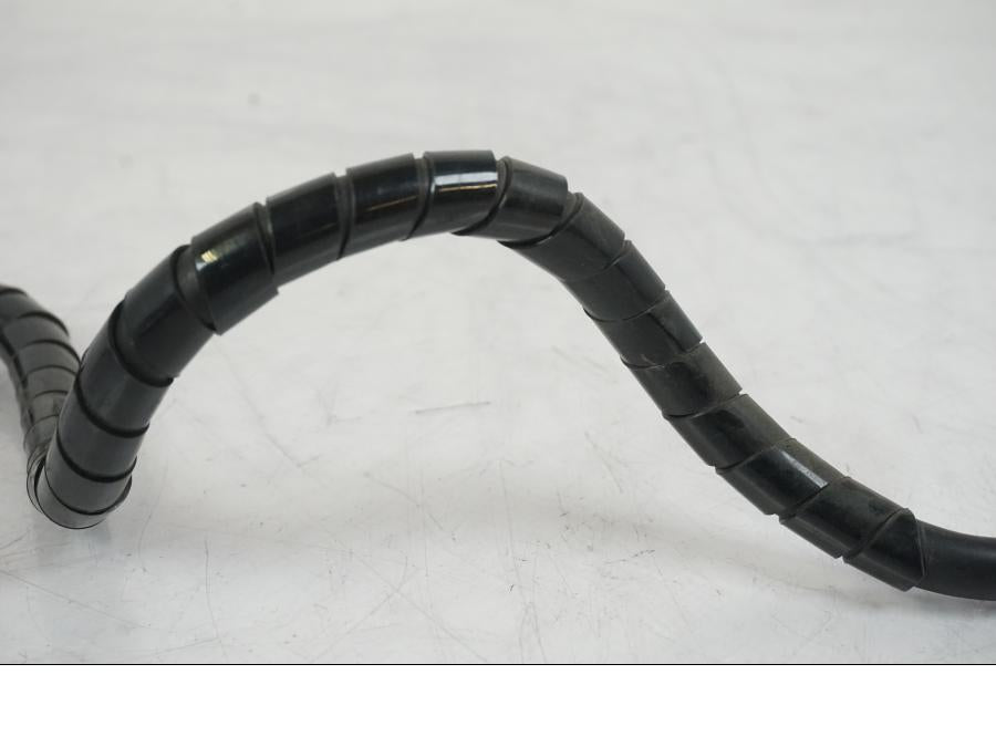 Vänster sida på Bensinledning från en Suzuki VZR 1800 -2009 motorcykel.