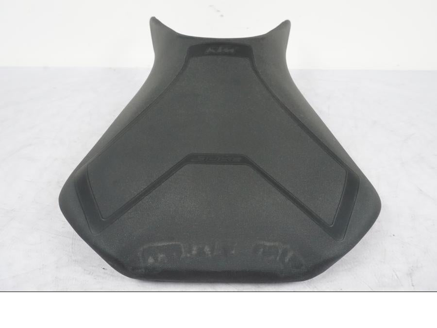 Baksidan på Sadel från en KTM 390 Duke -2018 motorcykel.