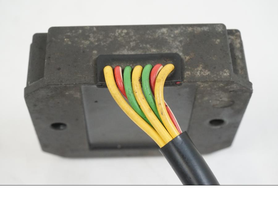 Snett nerifrån på Likriktare från en BMW F 650 CS -2002 motorcykel.