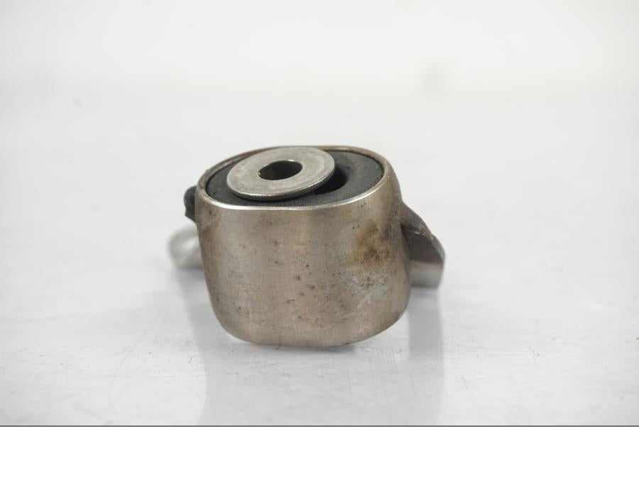 Höger sida på Avgasanslutning från en KTM 1290 Super Duke R EVO -2023 motorcykel.