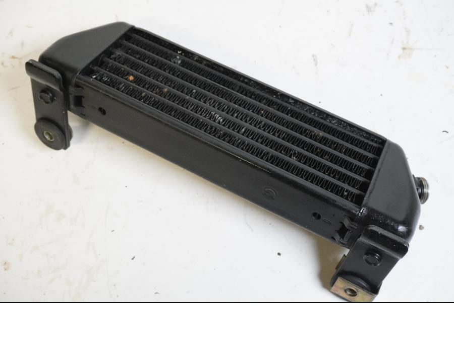 Framsidan på Oljekyl från en BMW K 1200 RS -1998 motorcykel.