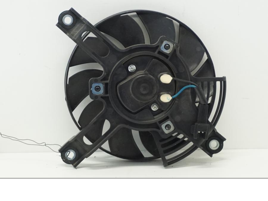 Baksidan på Vattenkylfläkt från en Suzuki DL 1000 -2016 motorcykel.