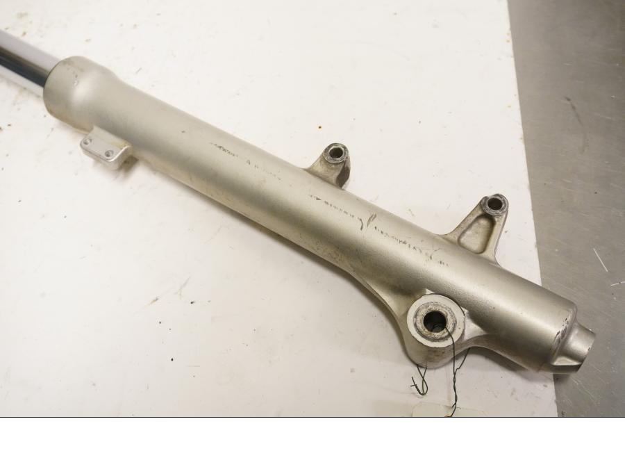 Baksidan på Gaffelben från en Honda XR 125 -2004 motorcykel.