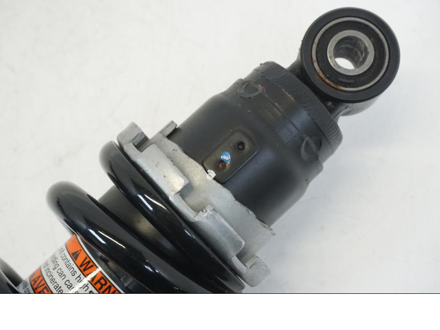 Vänster sida på Stötdämpare från en Kawasaki ER-6N -2015 motorcykel.