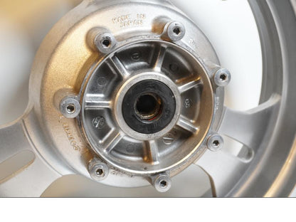 Baksidan på Fälg från en Kawasaki VN 1600 Mean Streak -2004 motorcykel.