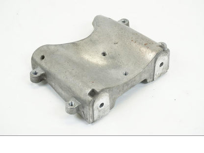 Baksidan på Strålkastarfäste från en Suzuki VL 1500 -1999 motorcykel.