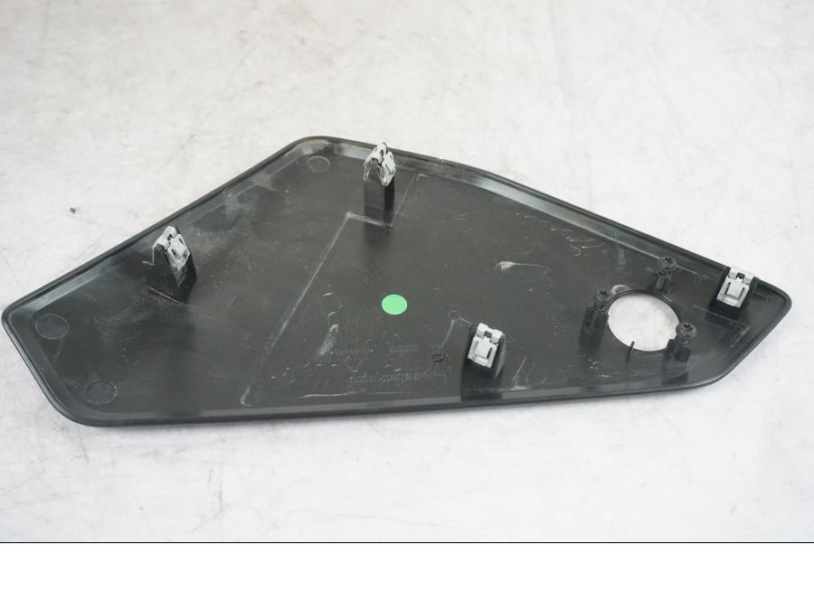 Vänster sida på Sidopanel från en KTM 1290 Super Adventure S -2022 motorcykel.