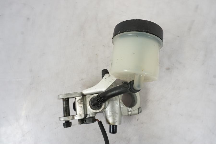 Höger sida på Bromshuvudcylinder från en KTM 990 Super Duke -2006 motorcykel.