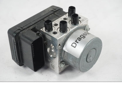 Framsidan på ABS Modulator från en MV Agusta Dragster -2014 motorcykel.