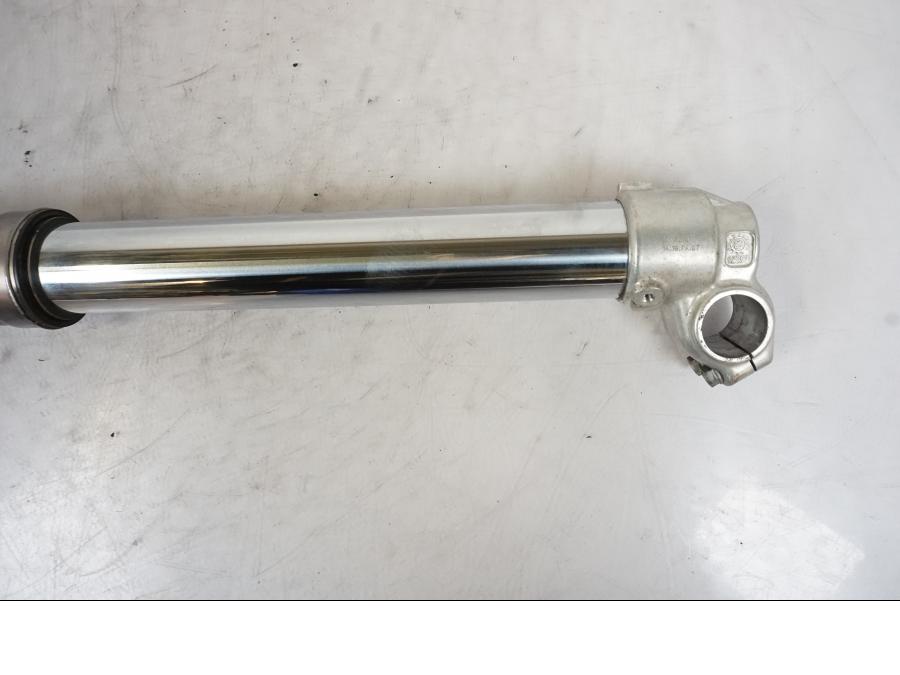 Baksidan på Gaffelben från en KTM 640 SM -2005 motorcykel.