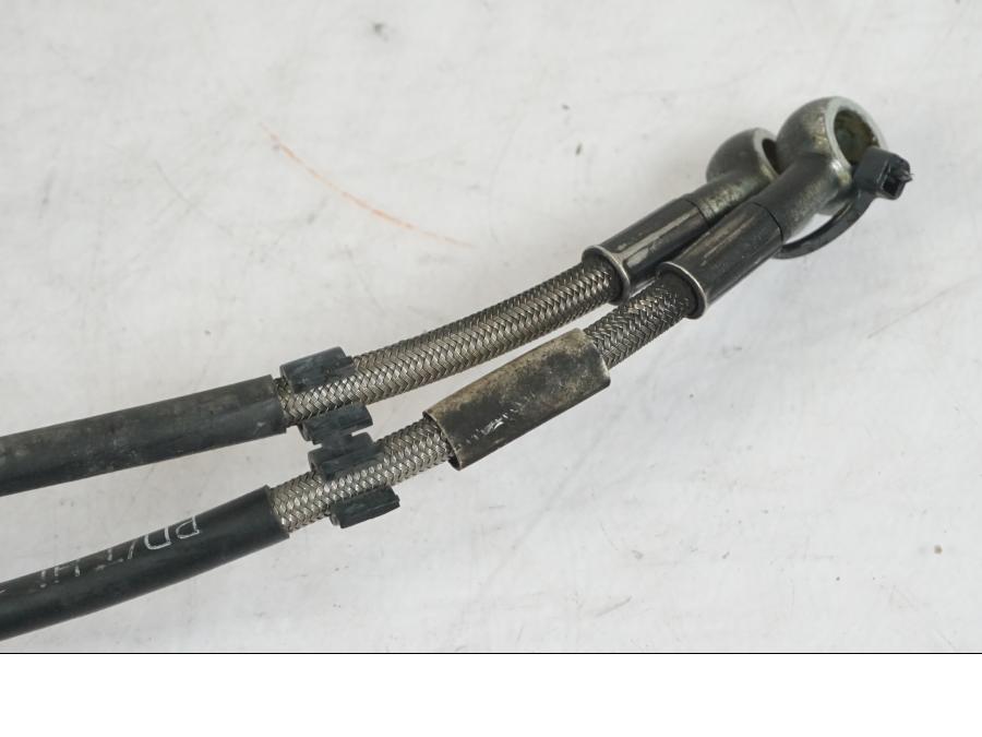 Snett nerifrån på Bromsledning från en Triumph Daytona 955I -2000 motorcykel.