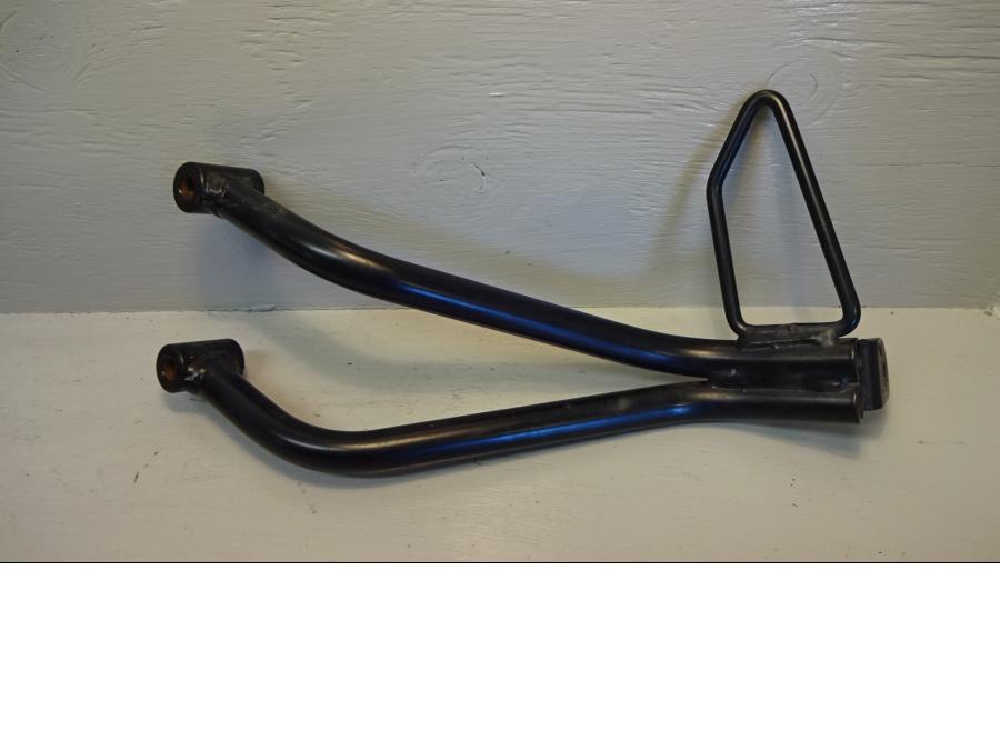 Baksidan på Fotpinnefäste från en Yamaha YZF-R 125 -2012 motorcykel.