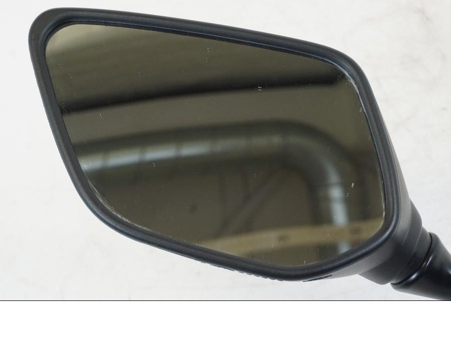 Vänster sida på Backspegel från en Yamaha YZF R7 -2022 motorcykel.