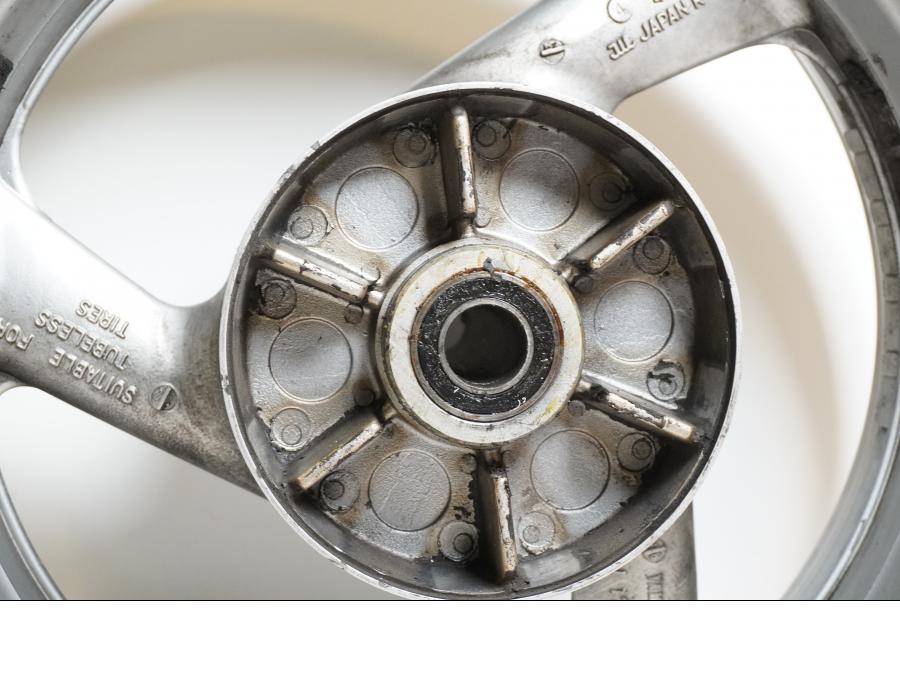 Extrabild2 på Fälg från en Yamaha YZF 1000 R -1999 motorcykel.