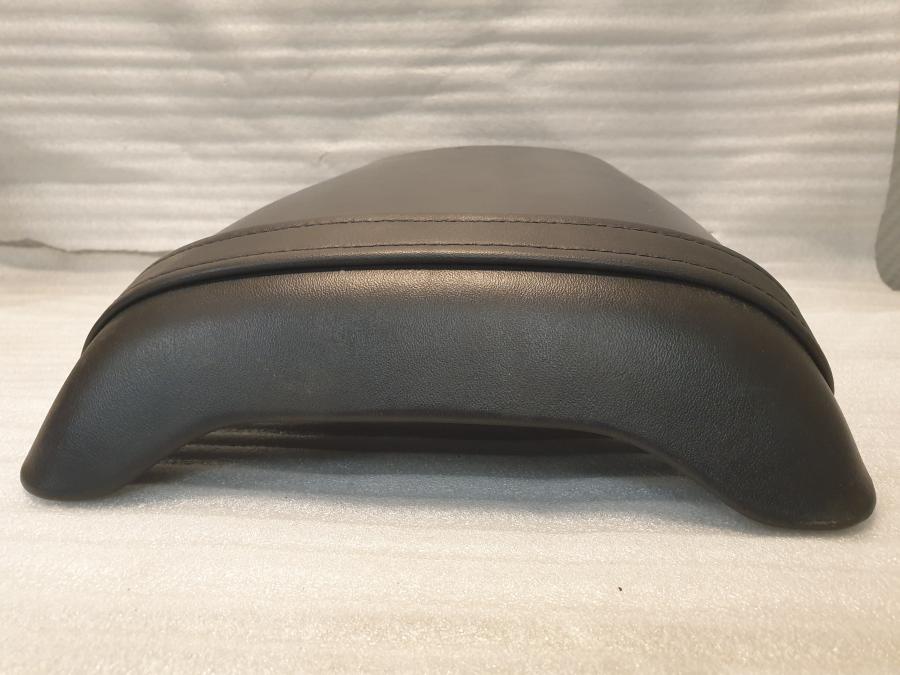 Höger sida på Sadel från en Honda CBR 900 RR -2003 motorcykel.