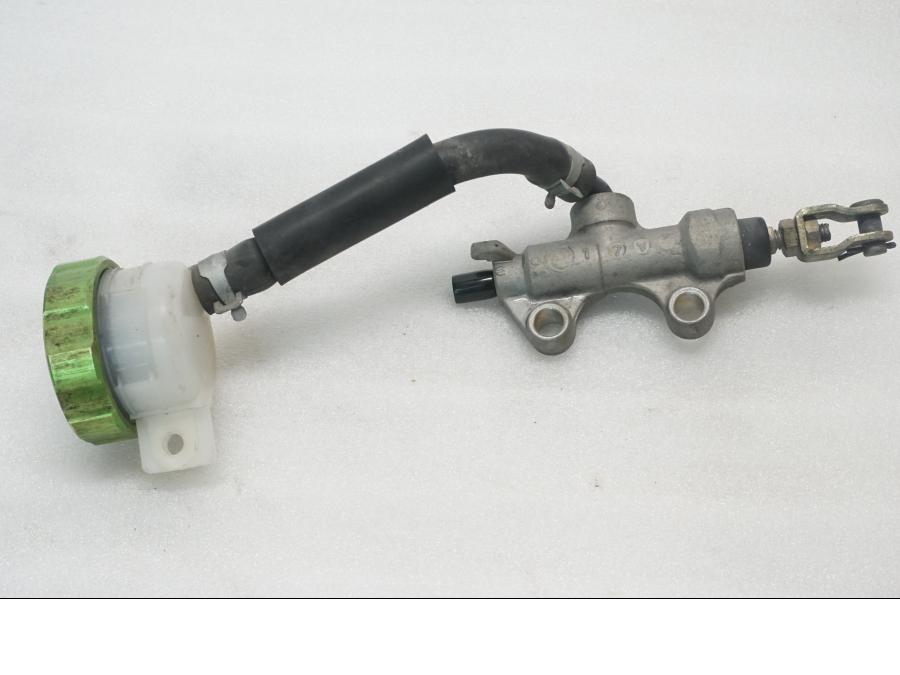 Framsidan på Bromshuvudcylinder från en Kawasaki ZX-9R -1998 motorcykel.