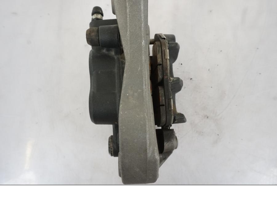 Snett nerifrån på Bromsok från en Honda VFR 1200 -2010 motorcykel.