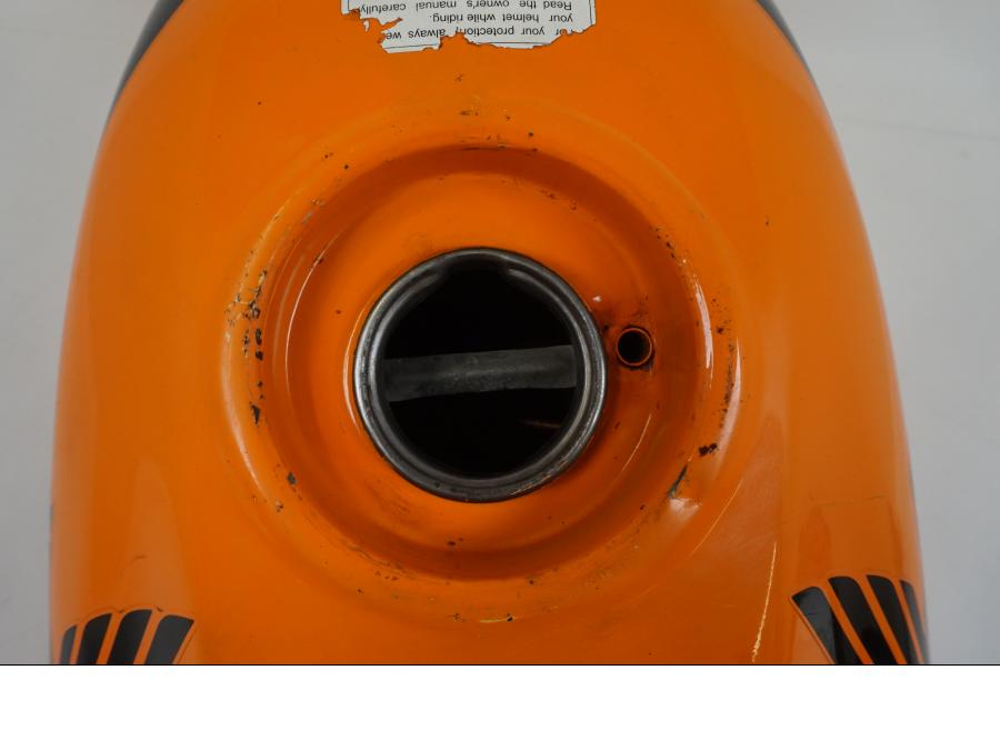 Snett uppifrån på Bensintank från en Honda CBR 125 R -2006 motorcykel.