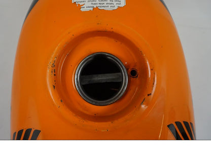 Snett uppifrån på Bensintank från en Honda CBR 125 R -2006 motorcykel.