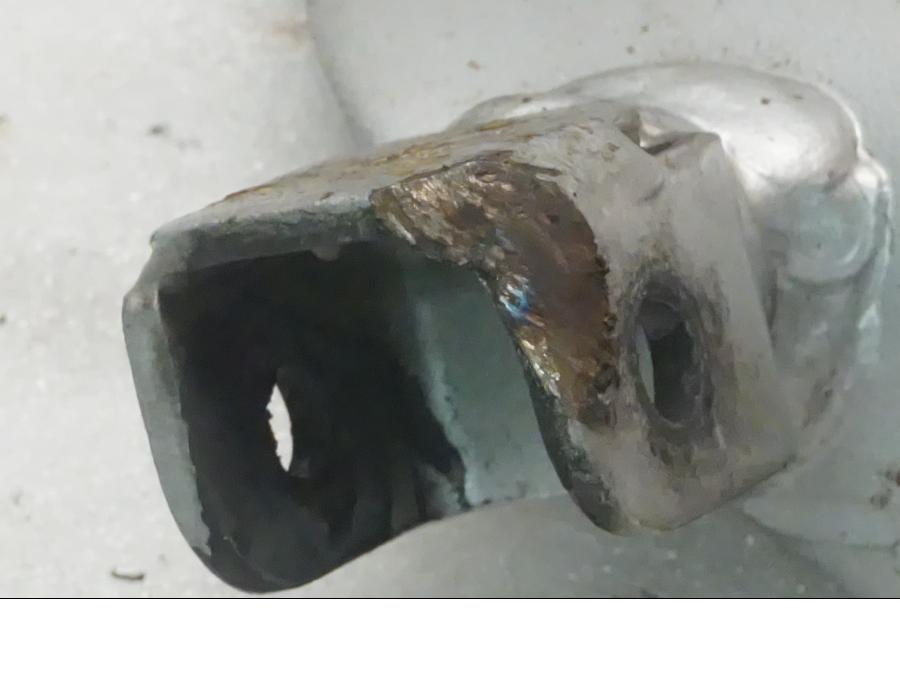 Höger sida på Fotpinnefäste från en Yamaha XVS 650 -2000 motorcykel.