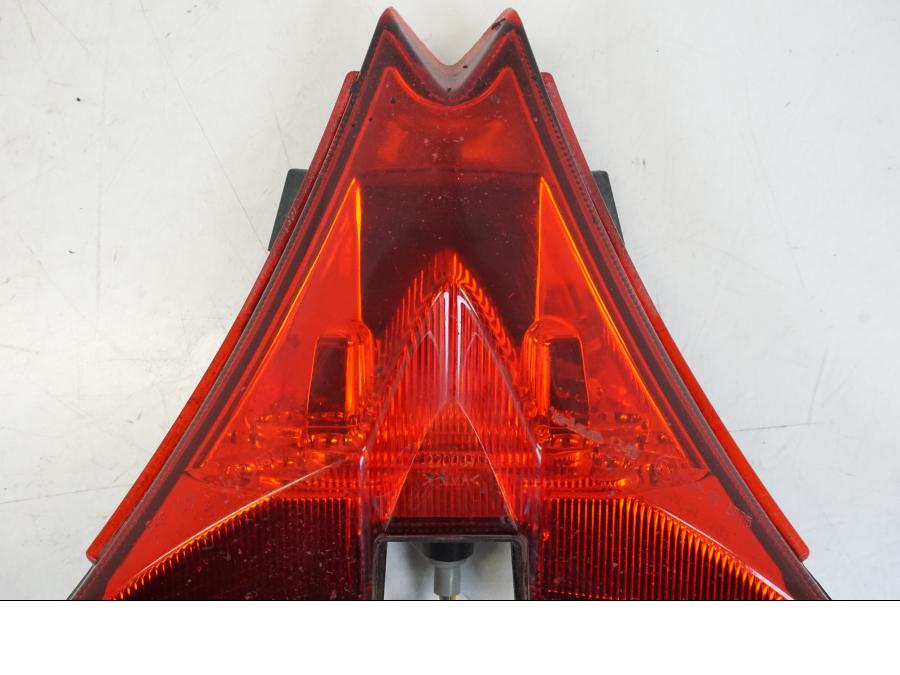 Vänster sida på Baklampa från en Aprilia Tuono V4R -2011 motorcykel.