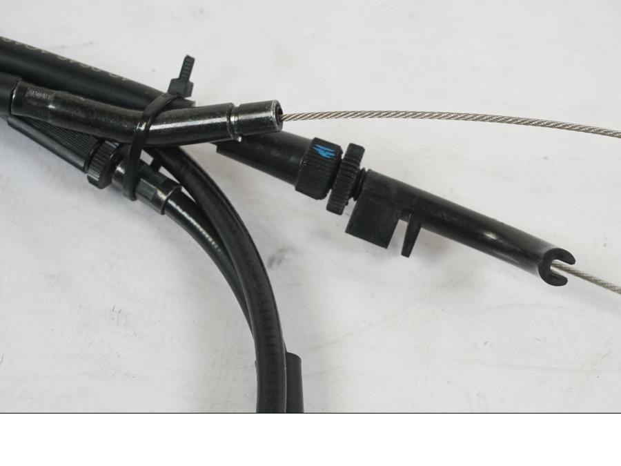 Höger sida på Gasvajer från en Kawasaki Z 900 -2021 motorcykel.