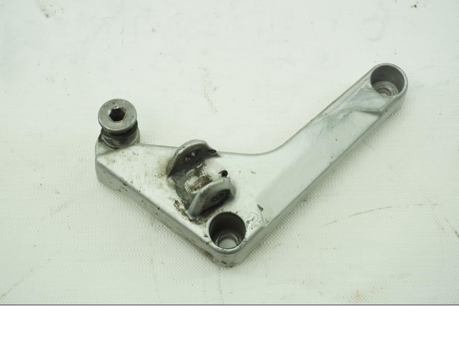 Framsidan på Fotpinnefäste från en Honda VFR 1200 -2012 motorcykel.