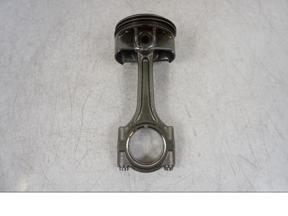 Vänster sida på Kolv från en BMW F 750 GS -2020 motorcykel.