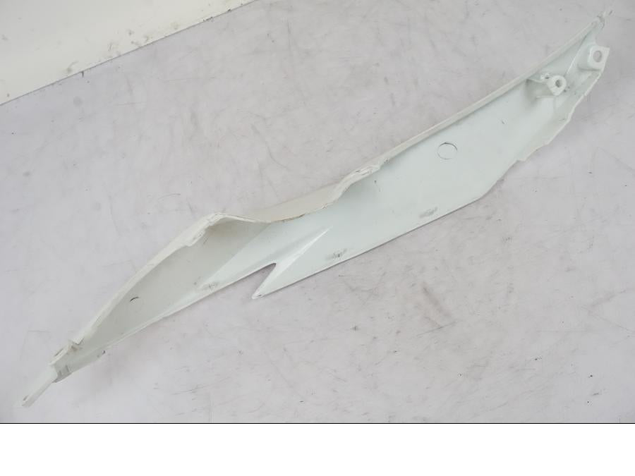 Snett nerifrån på Bakvinge från en Kawasaki ZX-6R -2011 motorcykel.