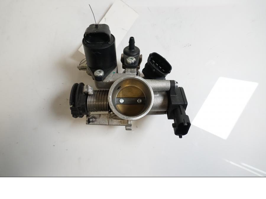 Framsidan på Spjällhus från en KTM 125 Duke -2013 motorcykel.