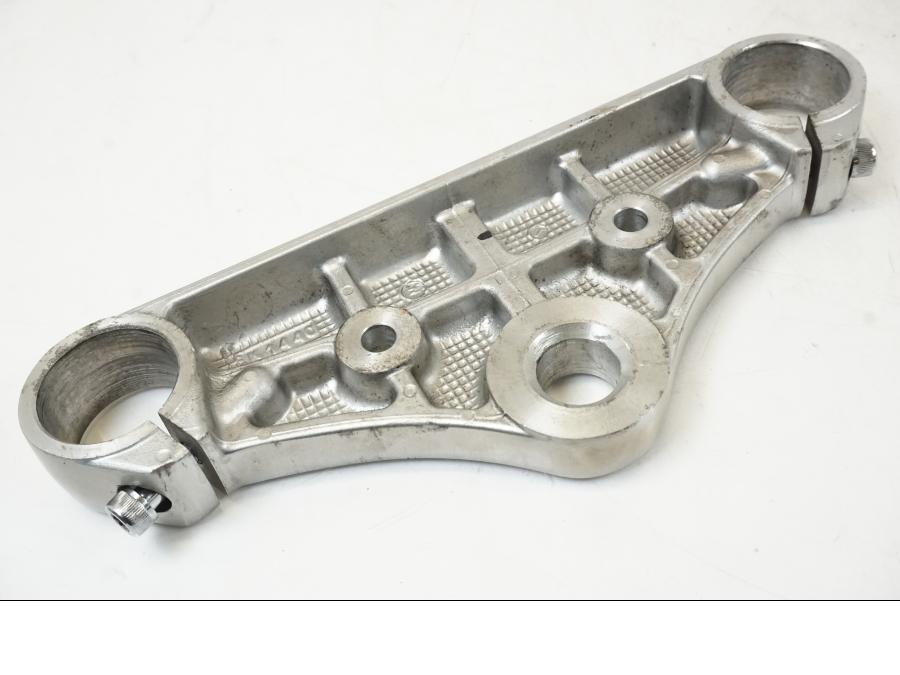 Snett nerifrån på Gaffelkrona från en Kawasaki VN 800 -2000 motorcykel.