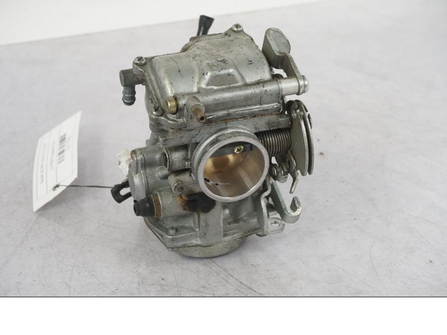 Vänster sida på Förgasare från en Suzuki VZ 800 -2000 motorcykel.