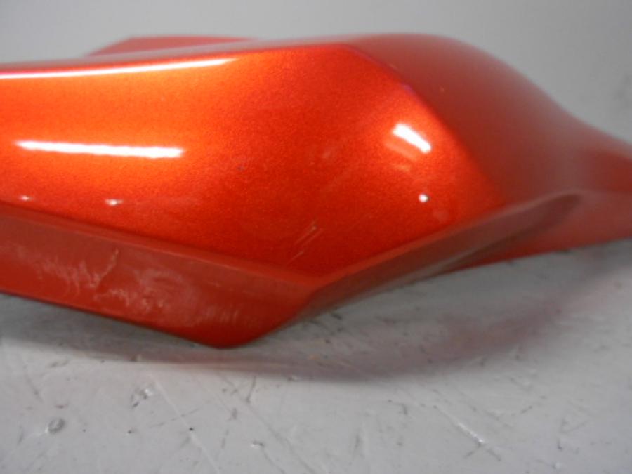 Snett nerifrån på <p>Bakvinge från Kawasaki Z 800 2013.</p>

<p>COVER-TAIL,C.B.ORANG , enstaka smårepor.</p> motorcykel.