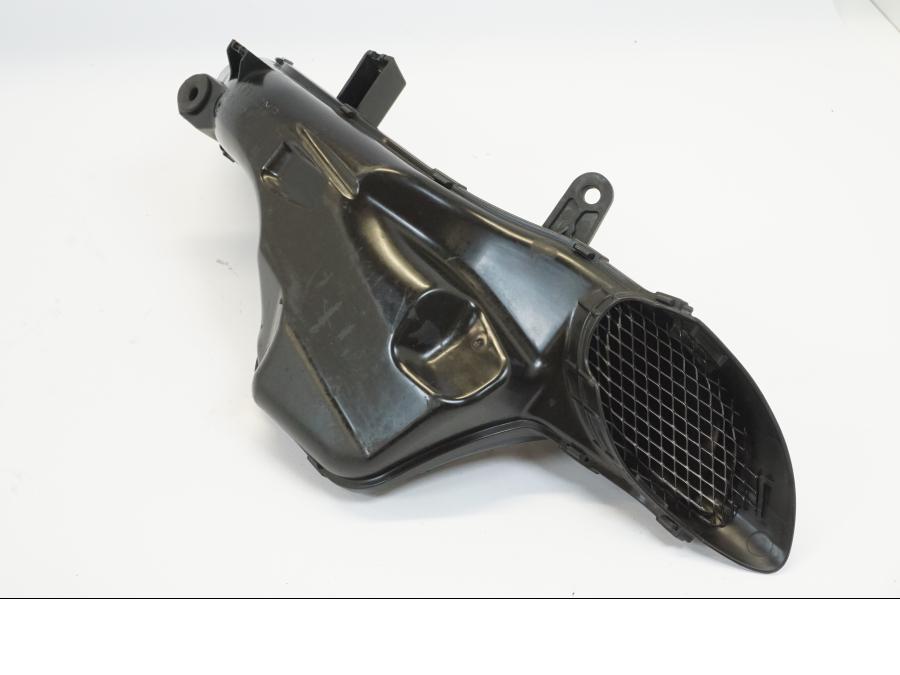 Framsidan på Luftrör från en Suzuki GSX 1300 R -2008 motorcykel.