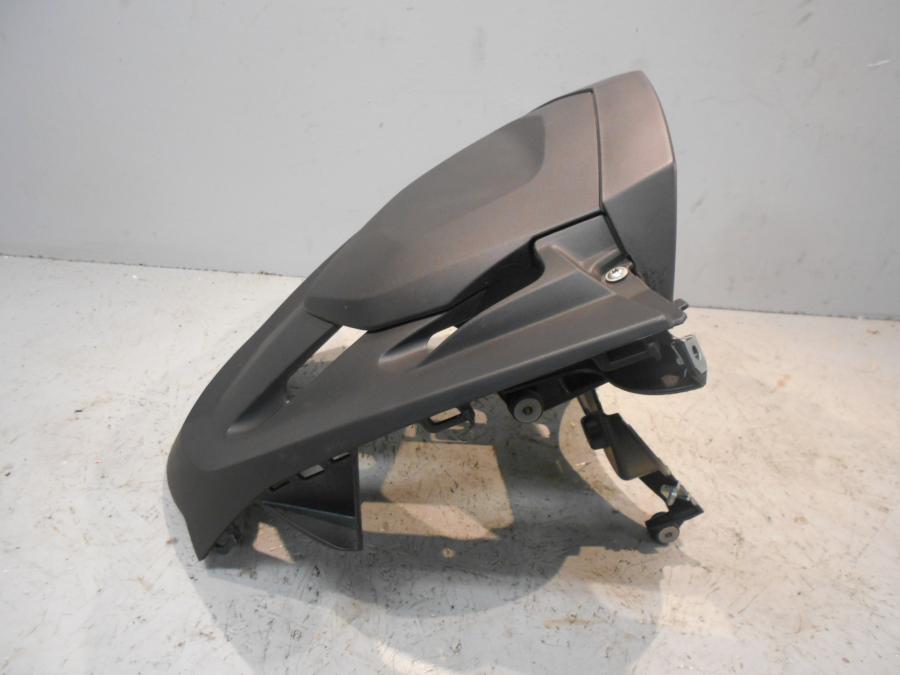 Vänster sida på Toppkåpsinsida från en BMW K 1600 -2015 motorcykel.