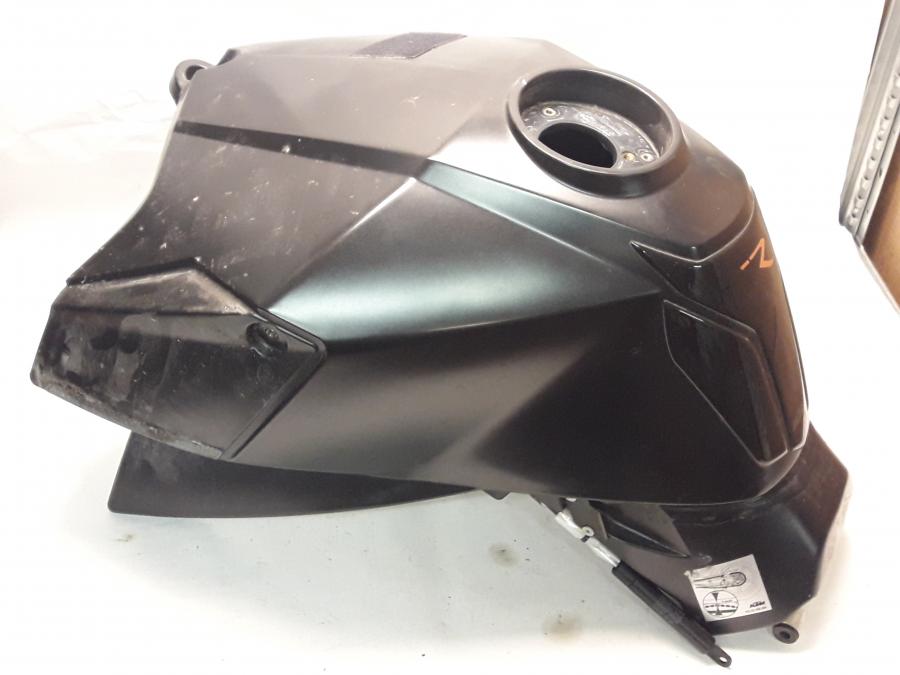 Höger sida på Bensintank från en KTM 990 Super Duke -2007 motorcykel.