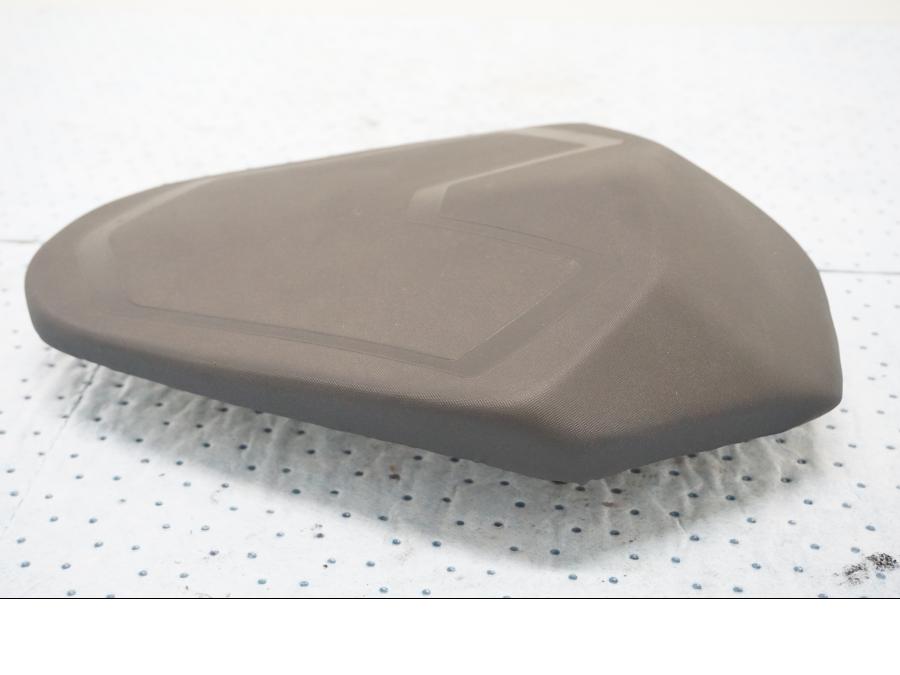 Framsidan på Sadel från en KTM 125 Duke -2017 motorcykel.