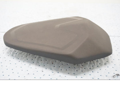 Framsidan på Sadel från en KTM 125 Duke -2017 motorcykel.