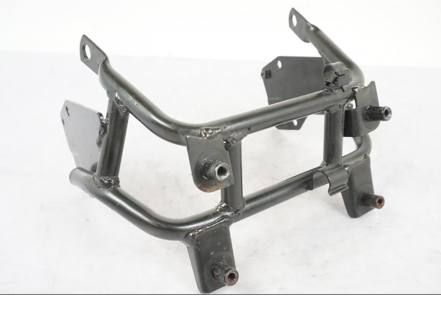 Framsidan på Pakethållare från en Honda NT 650 V -2002 motorcykel.