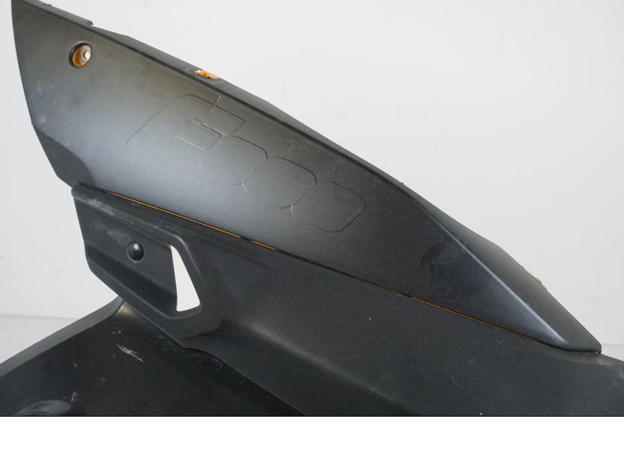 Baksidan på Sidkåpa från en BMW F 800 GS -2008 motorcykel.