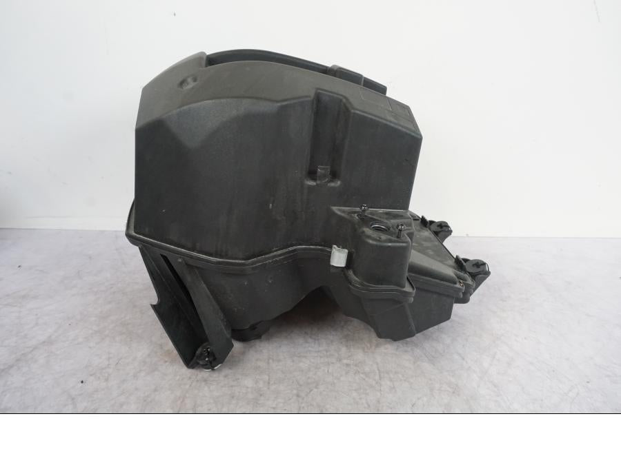 Vänster sida på Luftburk från en BMW F 800 R -2018 motorcykel.