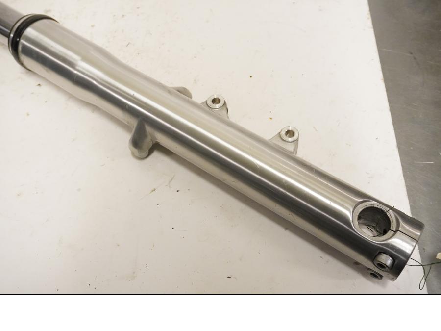 Baksidan på Gaffelben från en Honda VT 1100 C -2000 motorcykel.