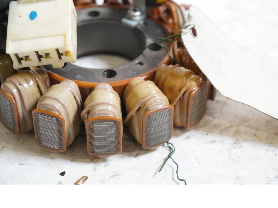 Baksidan på Generator från en Kawasaki ZZ-R 1400 -2010 motorcykel.