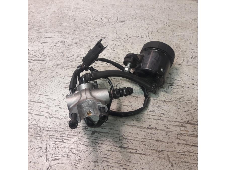 Baksidan på Bromshuvudcylinder från en Ducati Multistrada 1260 -2019 motorcykel.